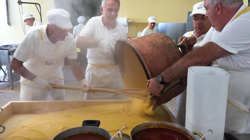 volontari al lavoro
