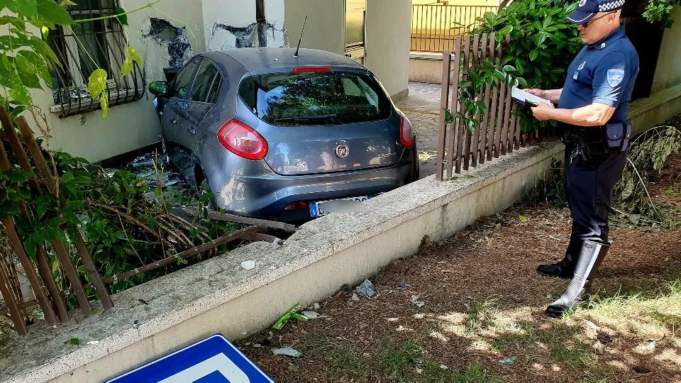 L’auto contro l’abitazione di via di mezzo – foto Adriapress
