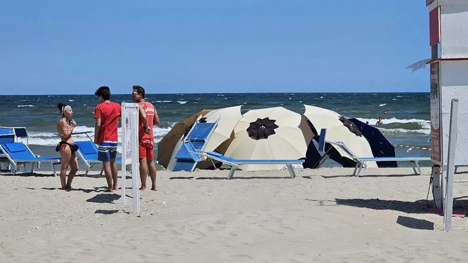 i soccorsi sulla spiaggia (foto Chris)