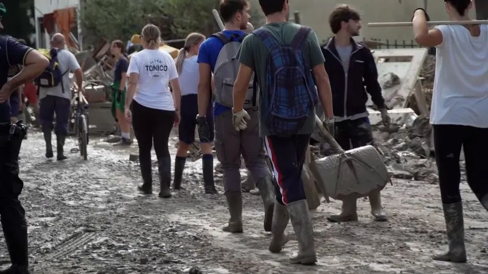volontari al lavoro nei luoghi alluvionati