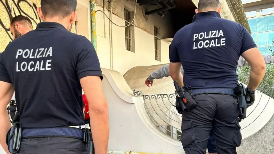 due agenti della polizia Locale (repertorio)
