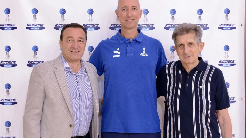 Michele Piraccini tra il DS Sanzio Sacchetti ed il presidente Giuseppe Tontini