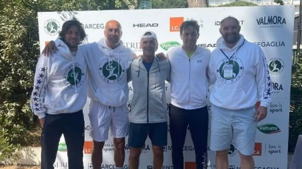La premiazione di Giovanni Lelli Mami con Stefano Torrisi e gli organizzatori