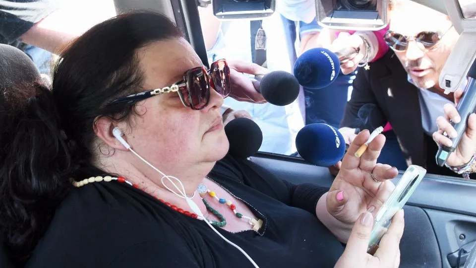 Valeria Bartolucci in auto assediata dai giornalisti (foto Migliorini)