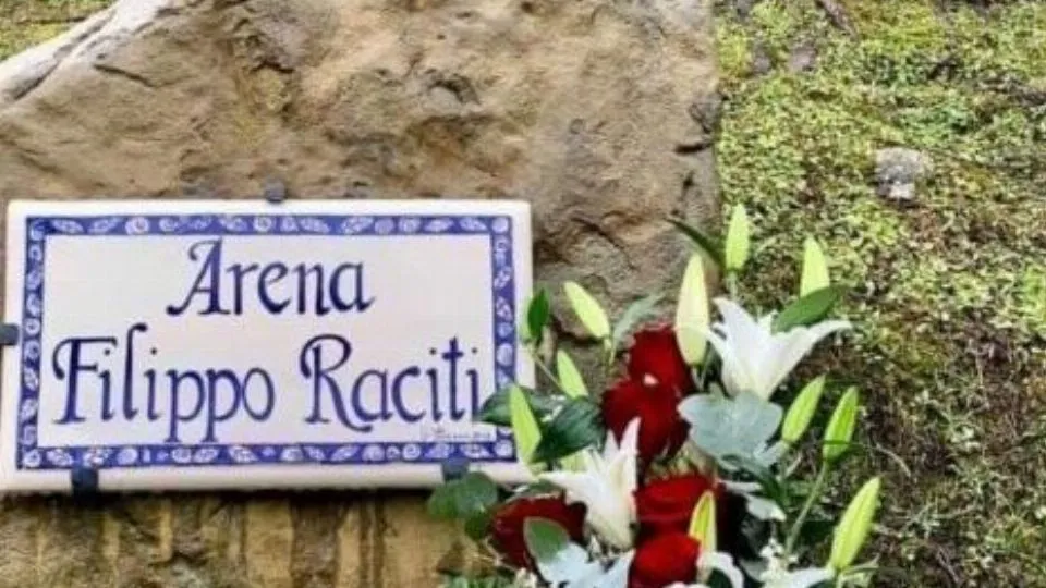 la targa dedicata all’ispettore Raciti
