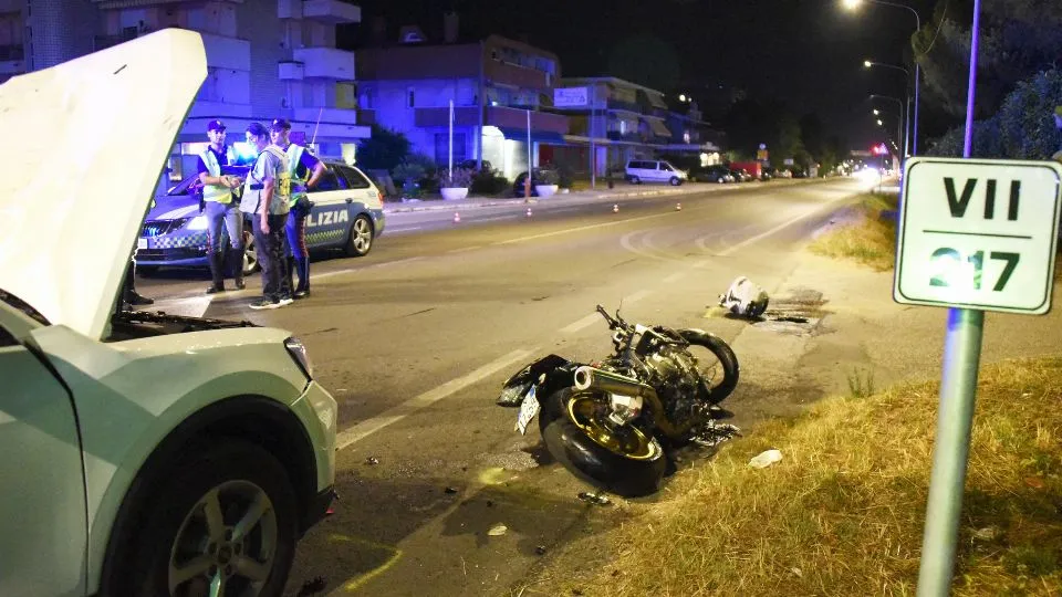 La Bmw distrutta dopo l’impatto (foto Migliorini)
