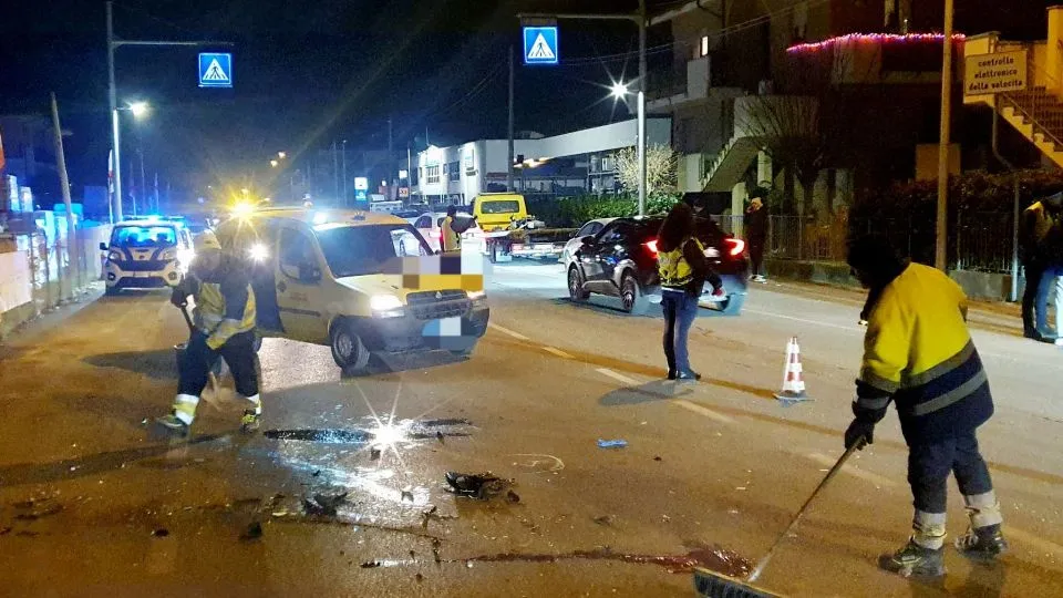 i detriti sull’asfalto dopo lo schianto (foto Migliorini)