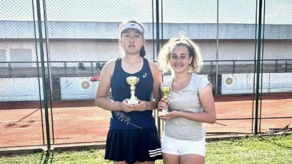 Sara Aber (sulla destra) recentemente premiata nel torneo di Novi Sad