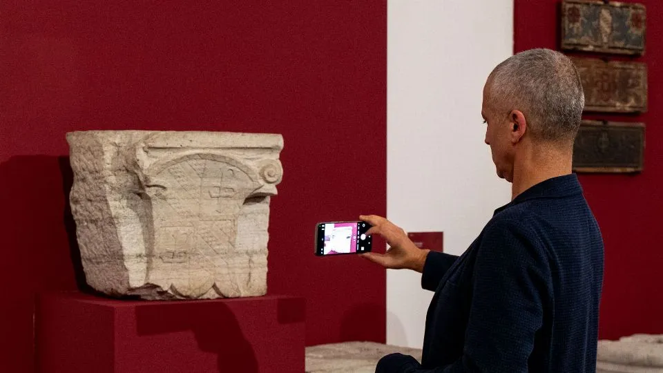 il sindaco fotografa il capitello