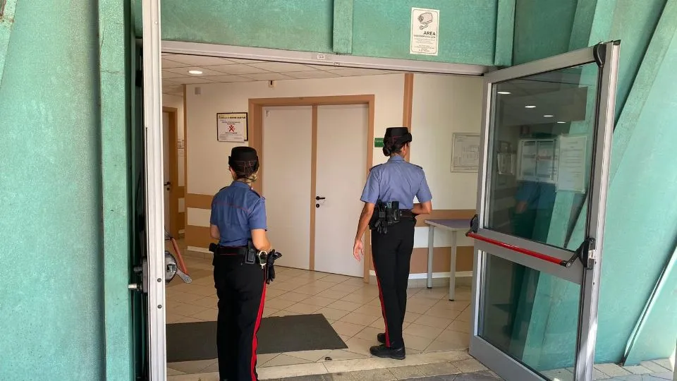 I carabinieri all’obitorio di Riccione, dove ci sono stati alcuni momenti di tensione