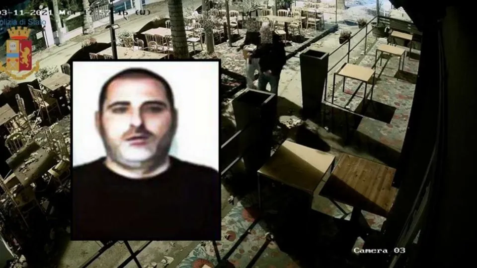 nel riquadro Di Dato e a fianco le immagini che riprendono i suoi assassini
