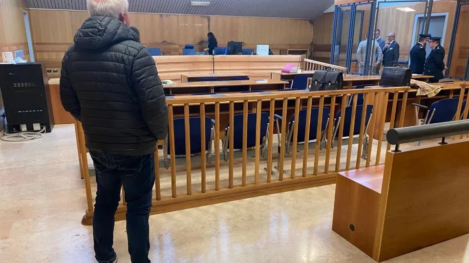 il papà di Tucci di spalle con lo sguardo rivolto verso l’imputato