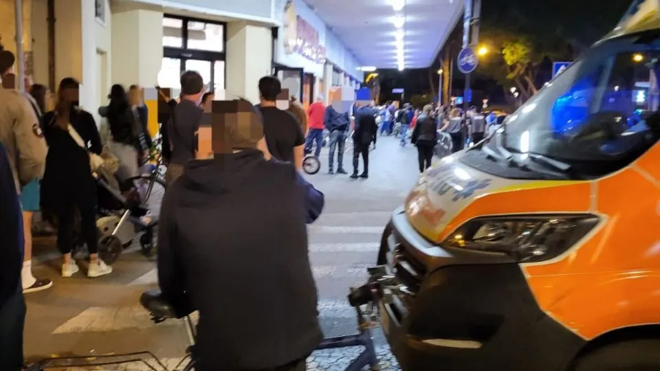Un’ambulanza e alcuni curiosi fuori dal Conad
