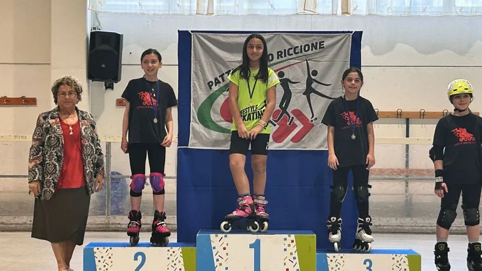 Nicole Perrone sul podio, con la presidente del Pattinaggio Riccione, Gigliola Mattei