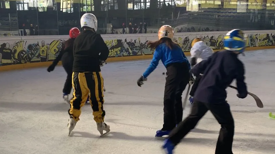 studenti alle prese con l’hockey