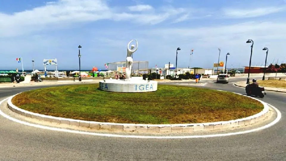 la rotatoria dove ha impattato il maxi scooter
