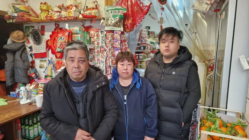 la famiglia Zhang, rapinata nel suo minimarket da un 21enne