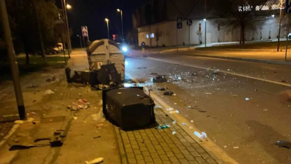 il cassonetto vandalizzato