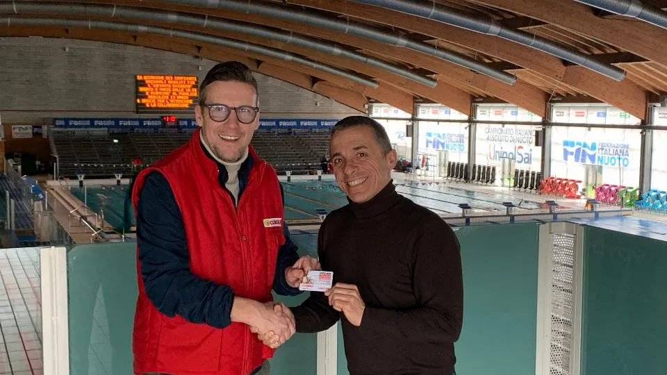 La stretta di mano tra Gianluca Abriani e Michele Nitti, presidente della Polisportiva Riccione
