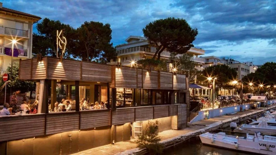 il chiosco che si affaccia del porto canale
