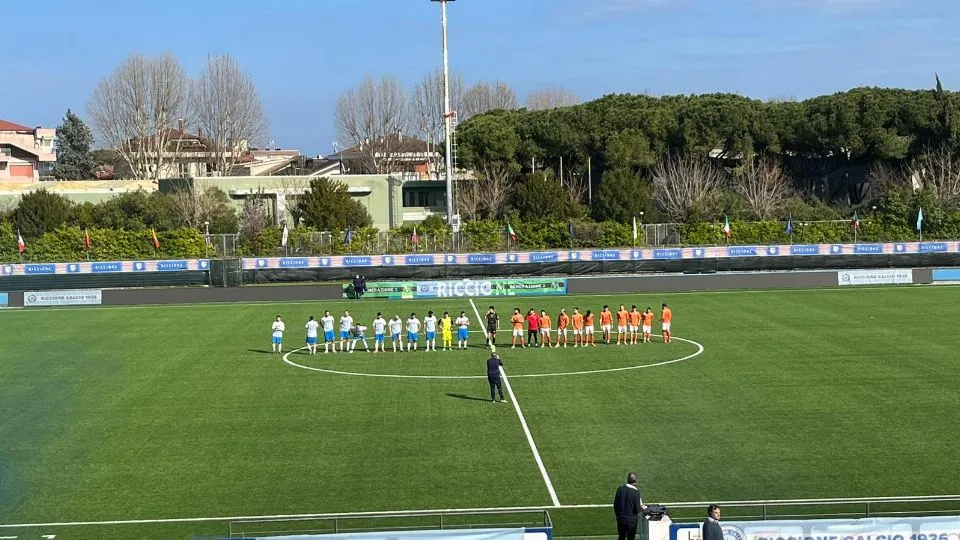 Il saluto iniziale delle due squadre
