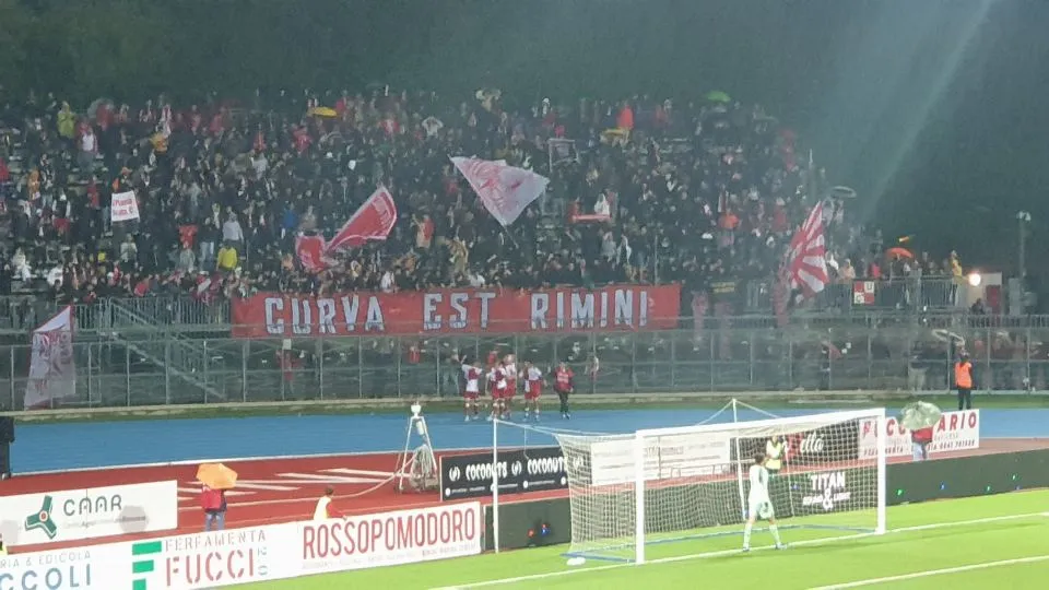 Cernigoi festeggia il gol partita sotto la Curva Est