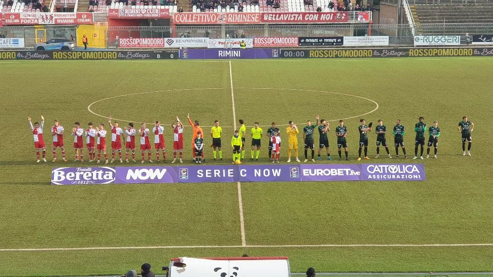 Il saluto iniziale delle due squadre