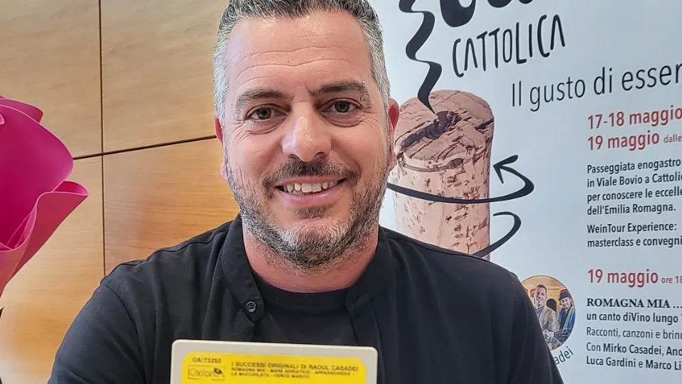 Mirko Casadei con la musicassetta di Romagna Mia