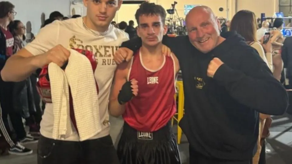 Giuseppe Castaldo con il maestro della Boxe Santarcangelo Tiziano Scarpellini e il pugile Johnny Salaroli