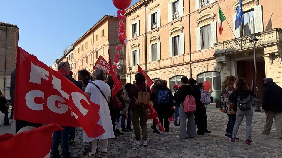 il presidio davanti alla Prefettura di Rimini
