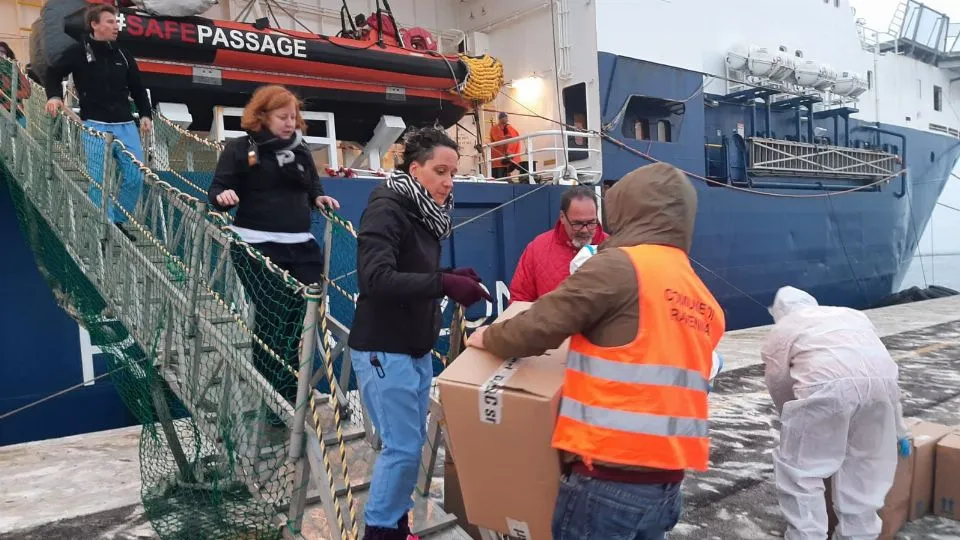 Le operazioni di sbarco dalla Geo Barents
