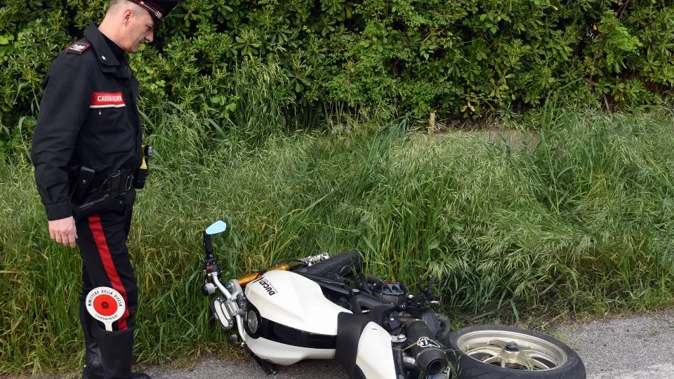la Ducati Monster sull’asfalto e i rilievi dei carabinieri (foto Migliorini)