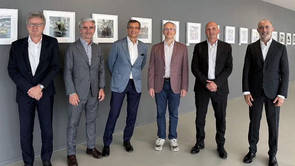 da sx: Marco Mancini, ad Scm Group, Luigi De Vito, dg Scm Group, Giovanni Gemmani, vicepresidente di Scm Group, Carlo Toniolo, direttore tecnico di Tecno Logica, Mirko Piasentin, ad Tecno Logica, e Andrea Aureli, presidente Scm Group
