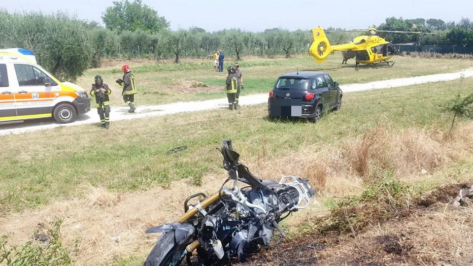 Incidente tra auto e moto sulla Sp 17 (Foto Adriapress)
