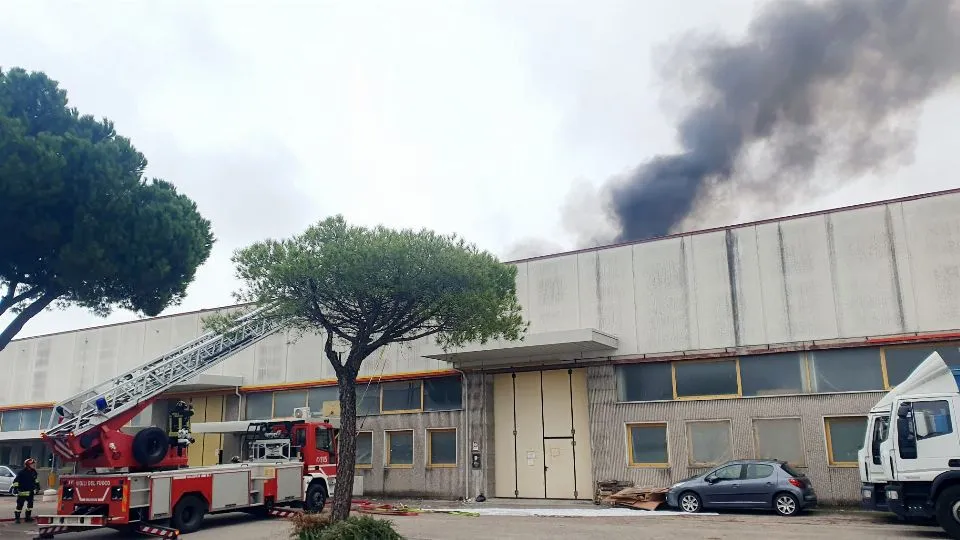 l’intervento dei vigili del fuoco al Gros di Rimini (foto Migliorini)
