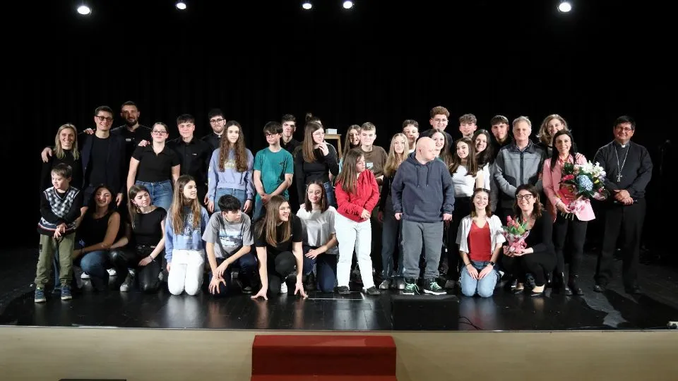 foto di gruppo col vescovo