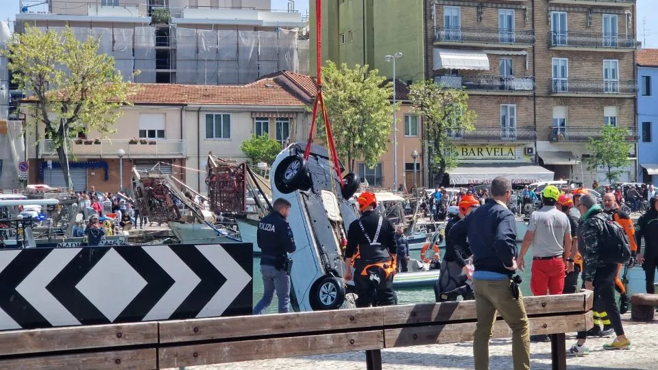 il recupero dell’auto (@newsrimini)