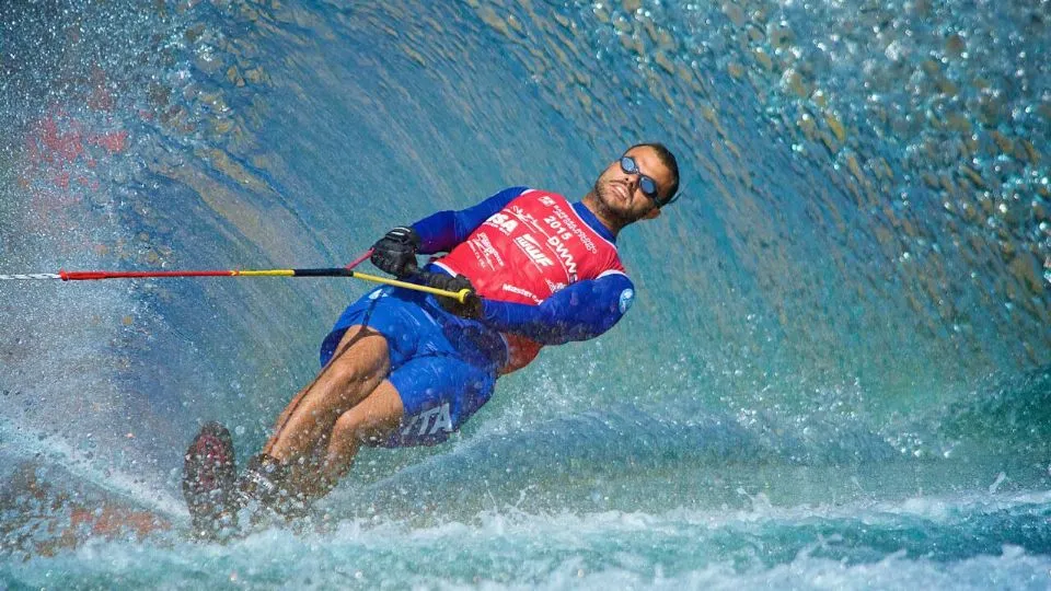 Daniele Cassioli in un mondiale di sci nautico, specialità slalom (Foto di Ce Tractor da wikipedia.org)
