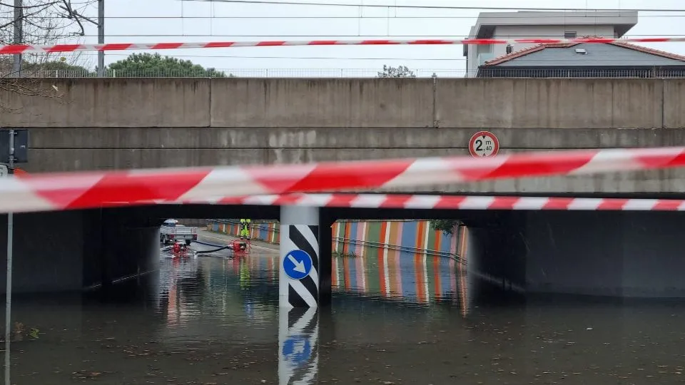 Il sottopasso di via La Spezia allagato
