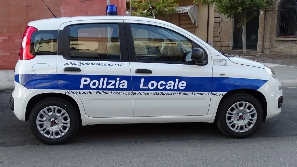 un mezzo della Polizia Locale