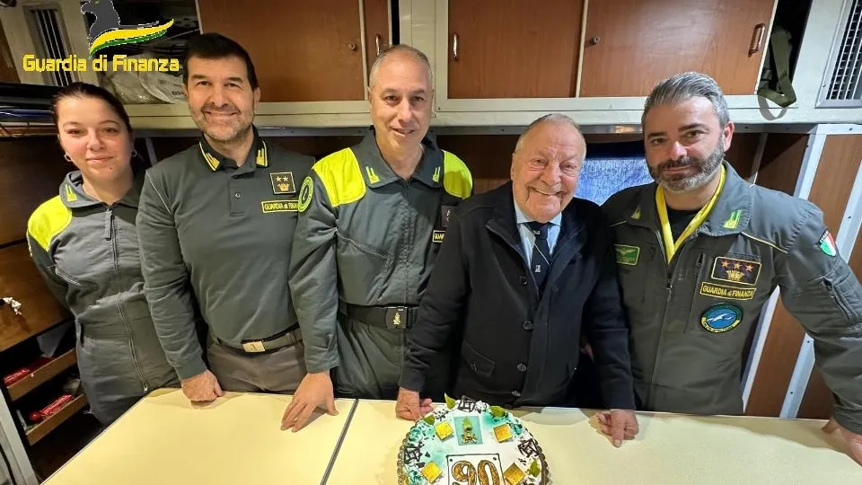 Giovanni Ruzzier spegne 90 candeline coi militari del Roan