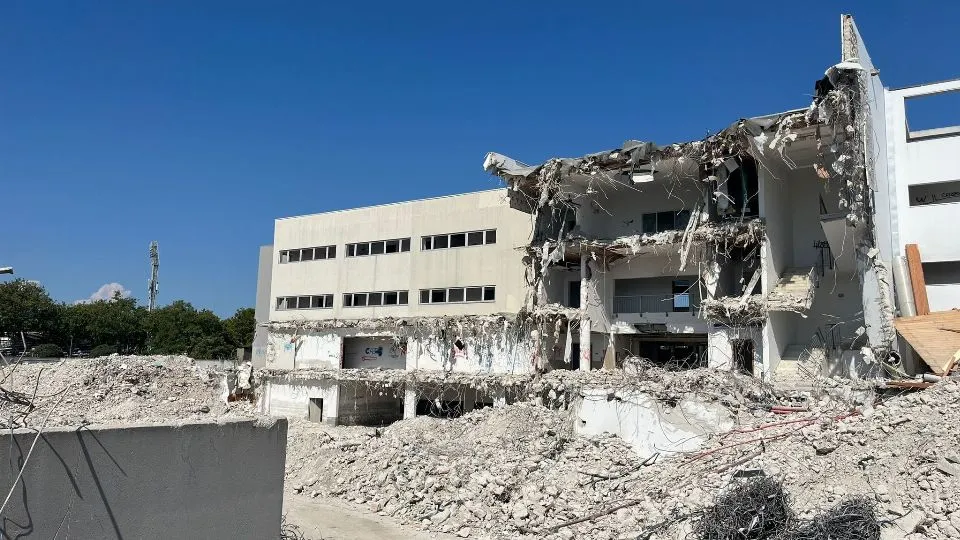 la demolizione dello stabile di via Bassi
