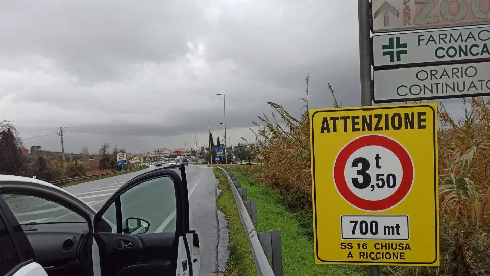 i cartelloni in strada per indicare la viabilità alternativa