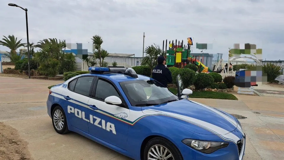 una Volante della polizia di Stato sul lungomare