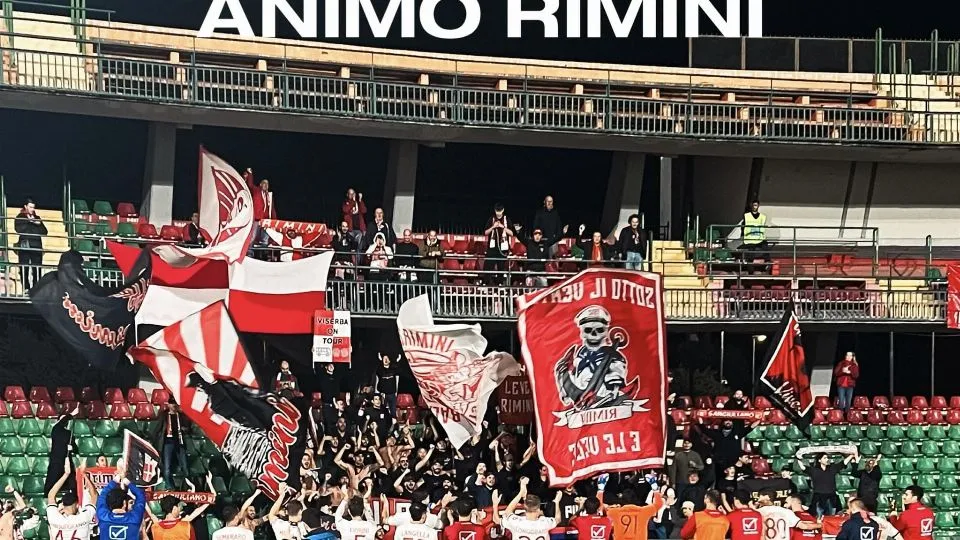 Il saluto dei giocatori ai tifosi riminesi al seguito a Terni (Foto Rimini F.C.)