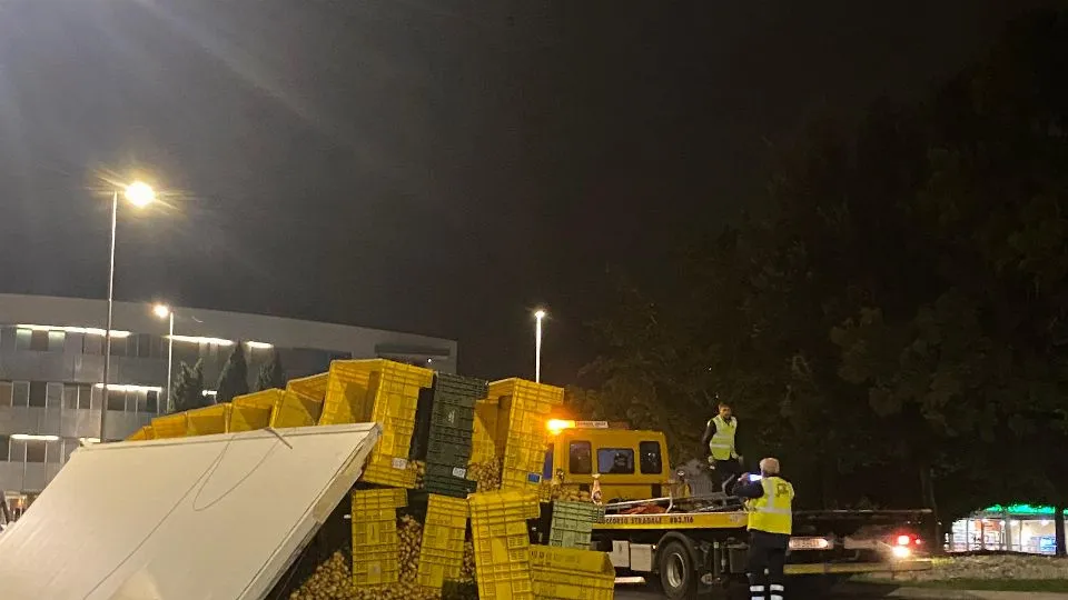 il carico nella serata di martedì ancora sulla rotonda