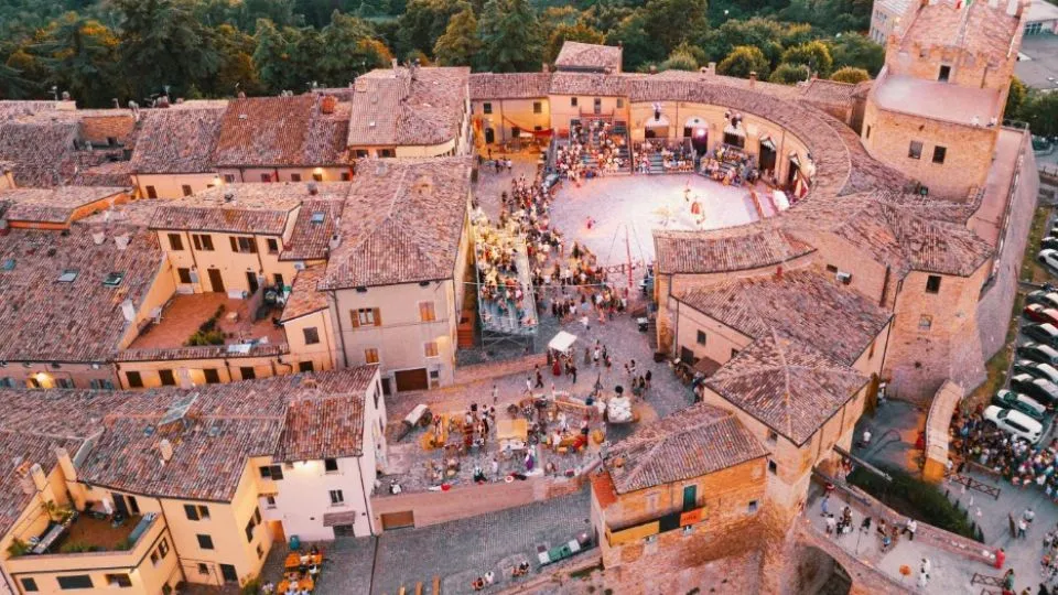 il borgo di Mondaino durante il Palio del Daino