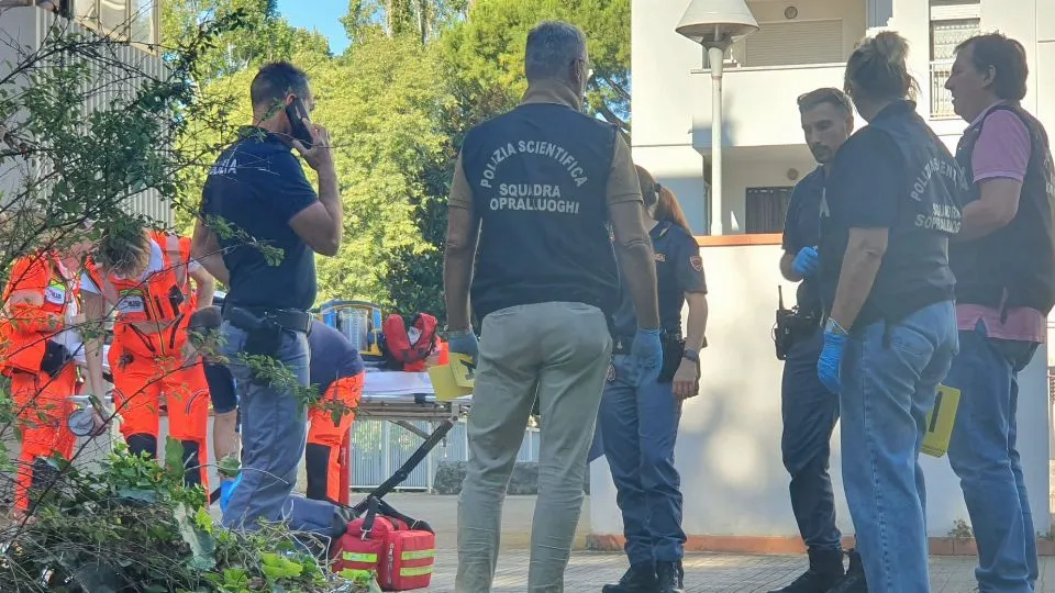 Tragedia in via delle Piante, muoiono madre e figlio. I rilievi (foto Adriapress)
