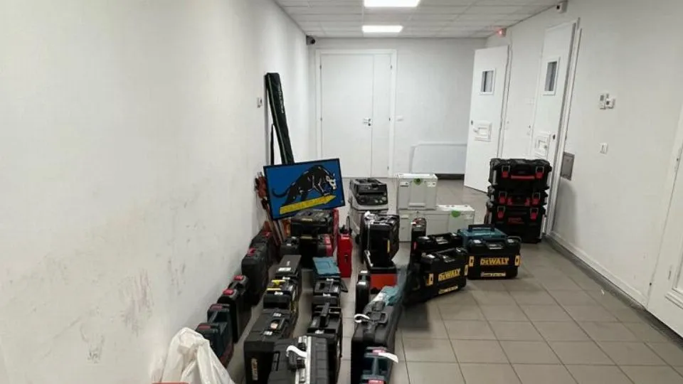 L’attrezzatura da cantiere rubata si trova in questura a Rimini