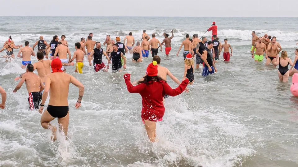 Bagno di Capodanno 2024 a Riccione – foto Casalboni